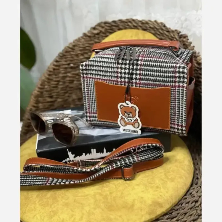 کیف زنانه Moschino جنس فوتر ابعاد 15 در 21 سانتیمتر