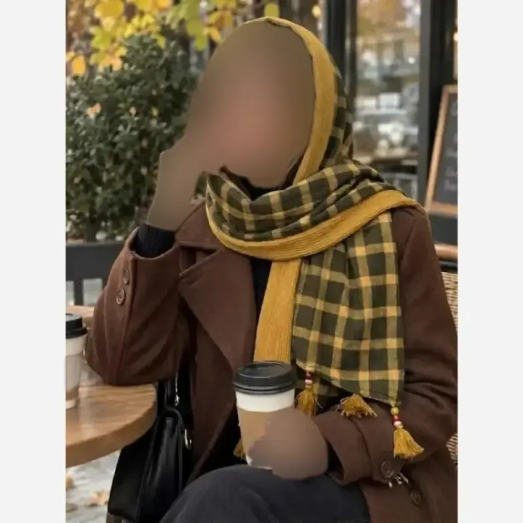 شال پاییزه پلیسه دو تیکه دور گان دار و منگوله مهره ای سایز 198 در 75 مناسب پاییز